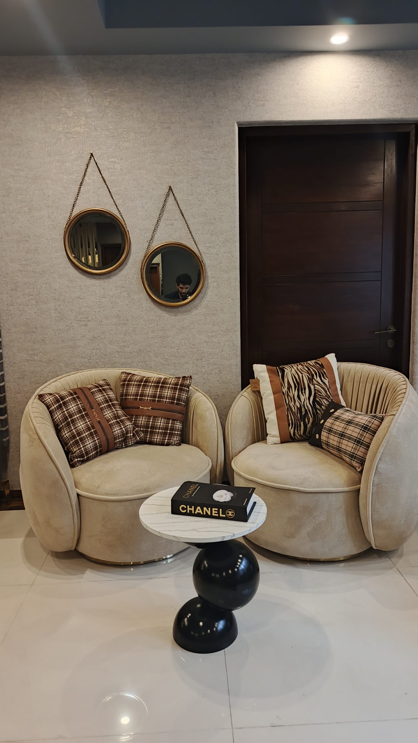 3-Tier Round Black Accent Table – Vertical Modern Side Table | EasyDecor - Image 2