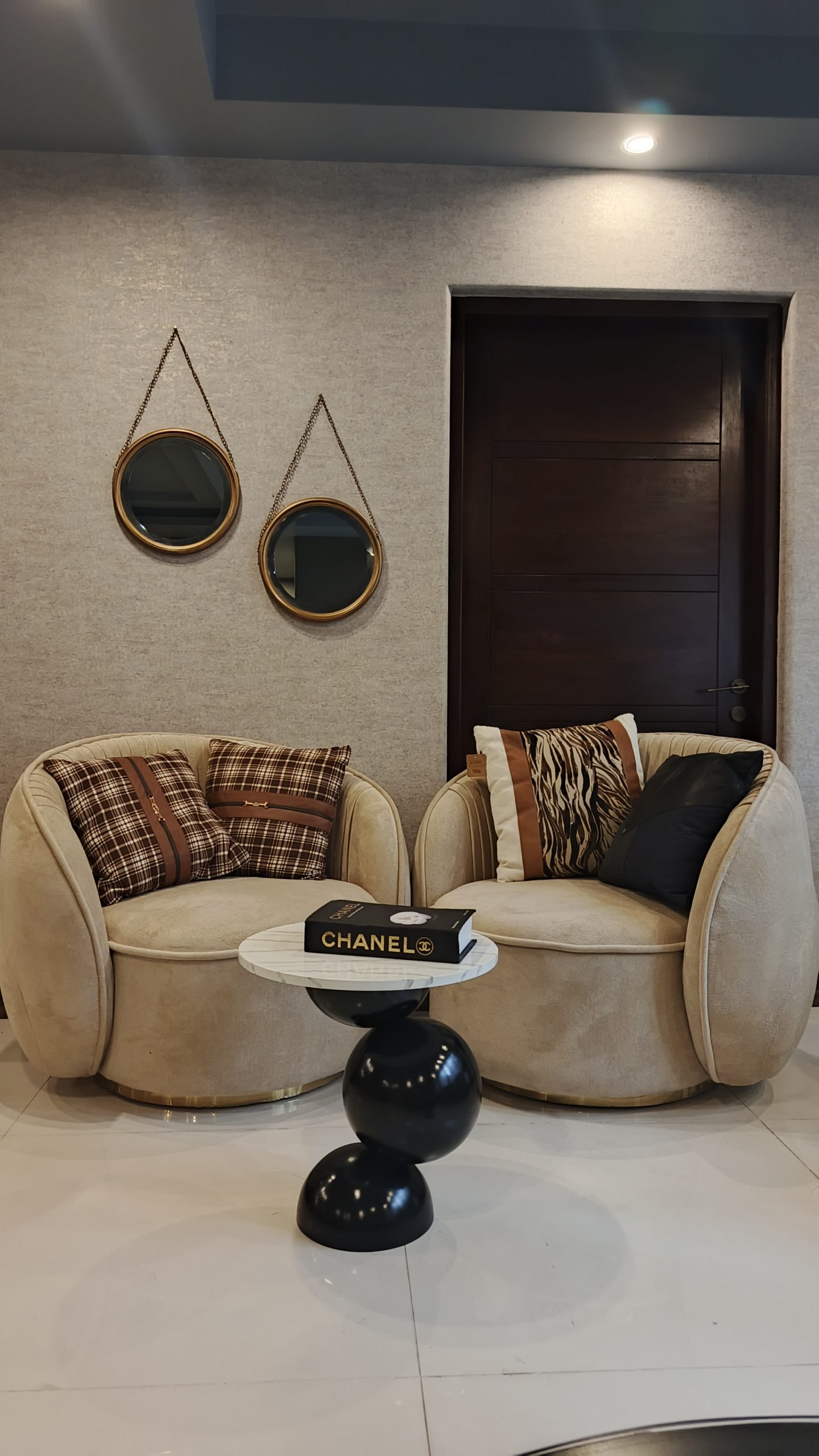 3-Tier Round Black Accent Table – Vertical Modern Side Table | EasyDecor - Image 8