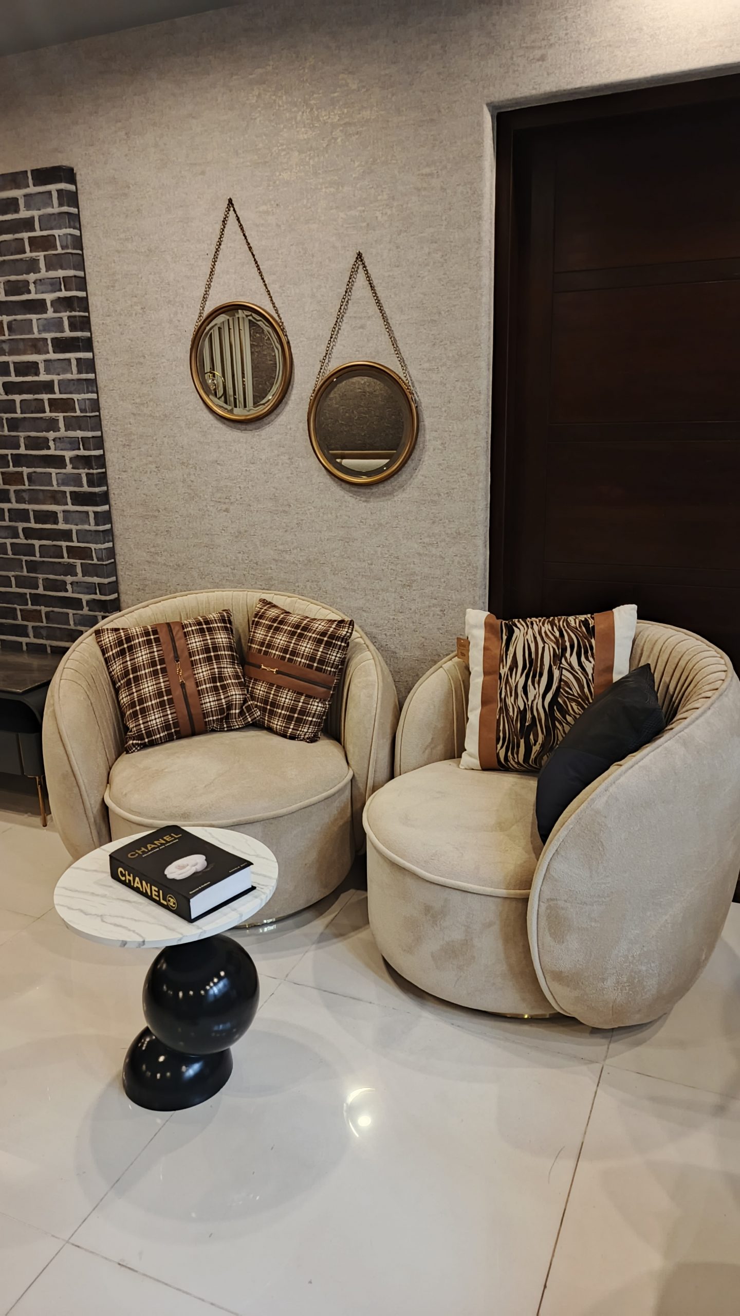 3-Tier Round Black Accent Table – Vertical Modern Side Table | EasyDecor - Image 10