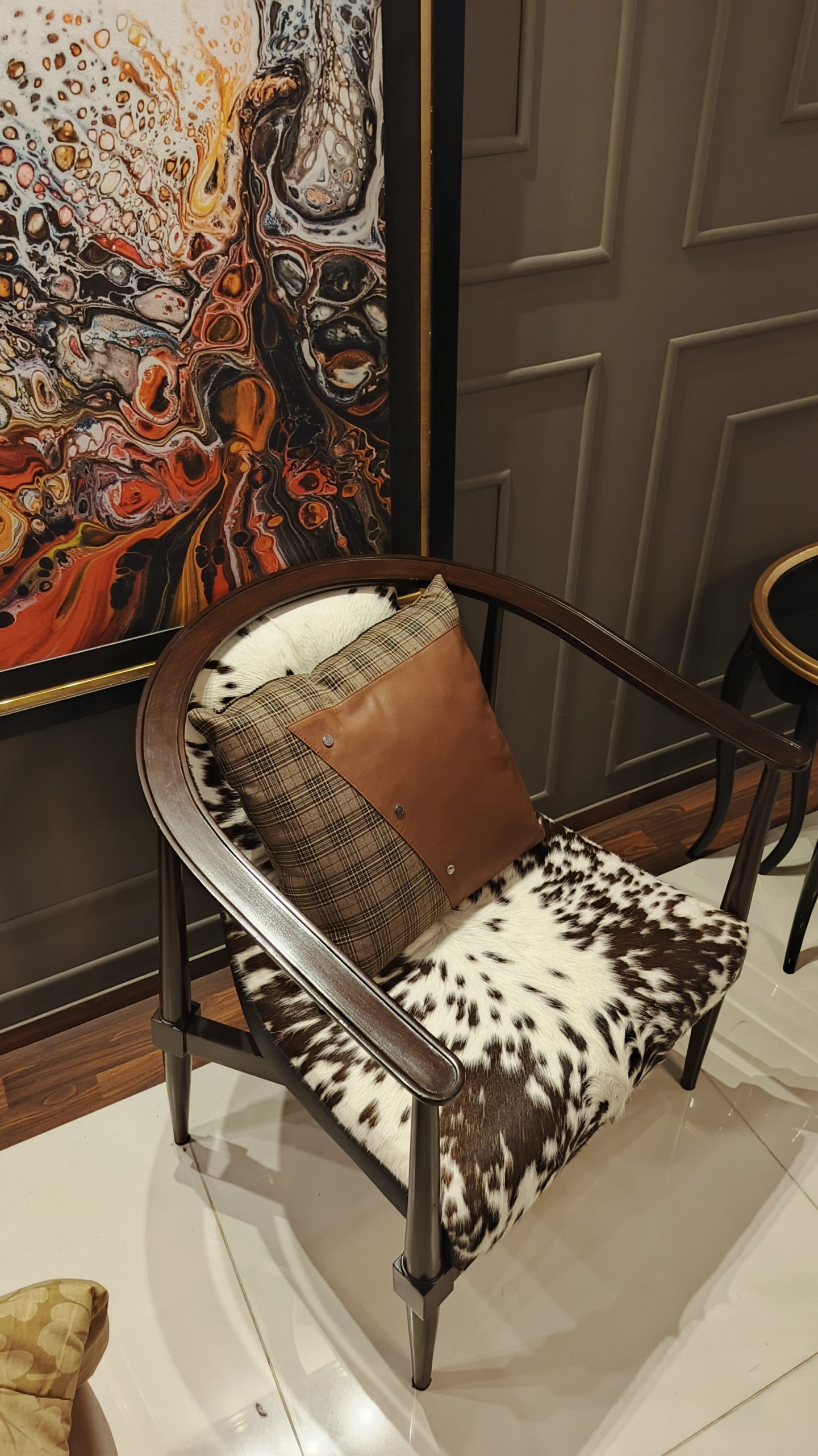 Modern Accent Chair with Cowhide Seat & Leather Cushion — Luxury Wooden Armchair for Living Room & Lounge - Image 4