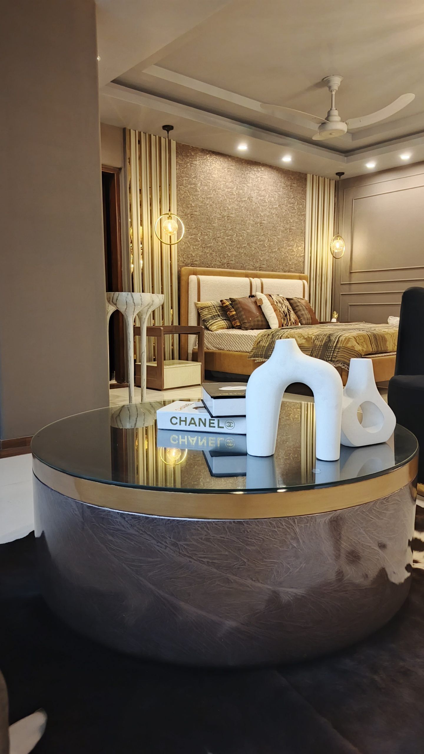 Round Center Table for TV Lounge – Modern & Minimalist Design | EasyDecor